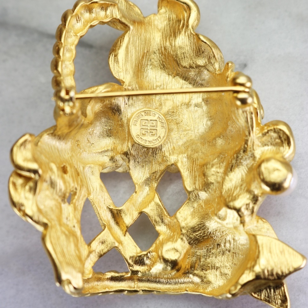 Givenchy 🎉 HP Vintage Rose & Pearl Basket Brooch Mother’s Day Gift!! 💞🫶🏻🛍️ - Picture 13 of 16